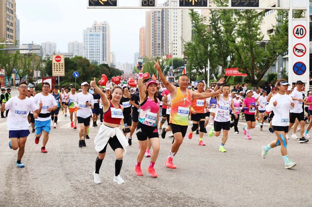 2025威宁半程马拉松鸣枪 万名跑者畅跑草海之滨