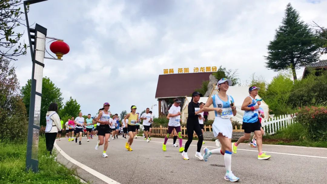 2025威宁半程马拉松鸣枪 万名跑者畅跑草海之滨