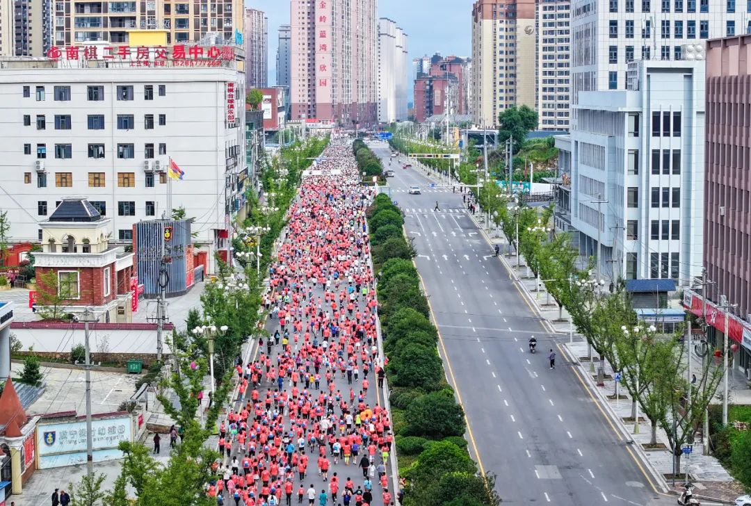2025威宁半程马拉松鸣枪 万名跑者畅跑草海之滨