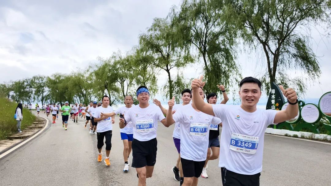 2025威宁半程马拉松鸣枪 万名跑者畅跑草海之滨