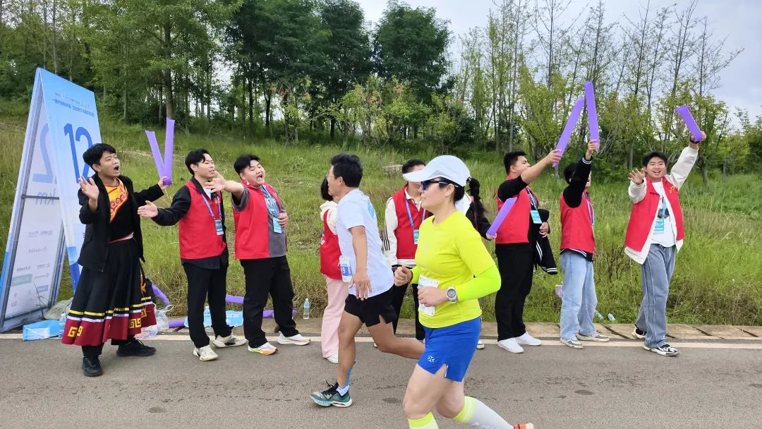 2025威宁半程马拉松鸣枪 万名跑者畅跑草海之滨