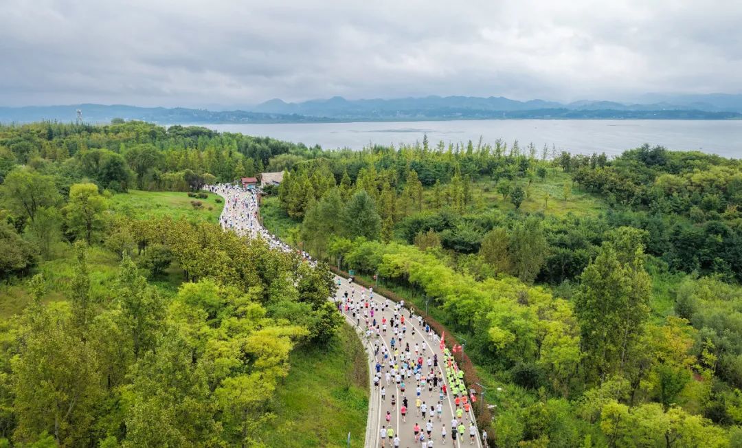 2025威宁半程马拉松鸣枪 万名跑者畅跑草海之滨