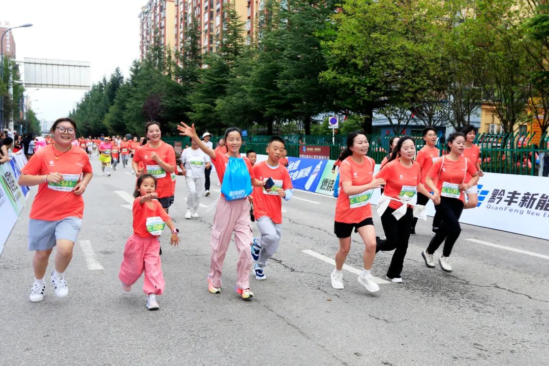2025威宁半程马拉松鸣枪 万名跑者畅跑草海之滨