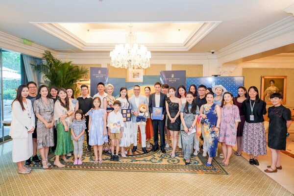 北京丽思卡尔顿酒店"涅槃凤影"艺术展盛大开幕暨艺术家迟首飞联名中秋礼盒发布,演绎味觉与视觉的东方重生之旅