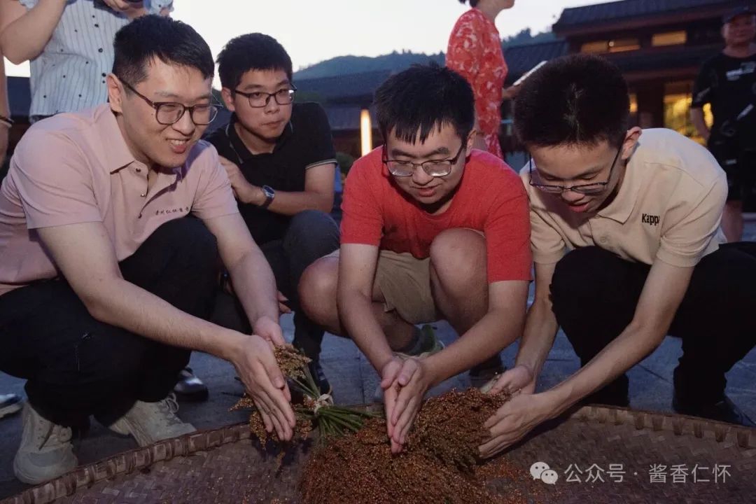 围甲棋手仁怀体验“非遗”高粱归仓