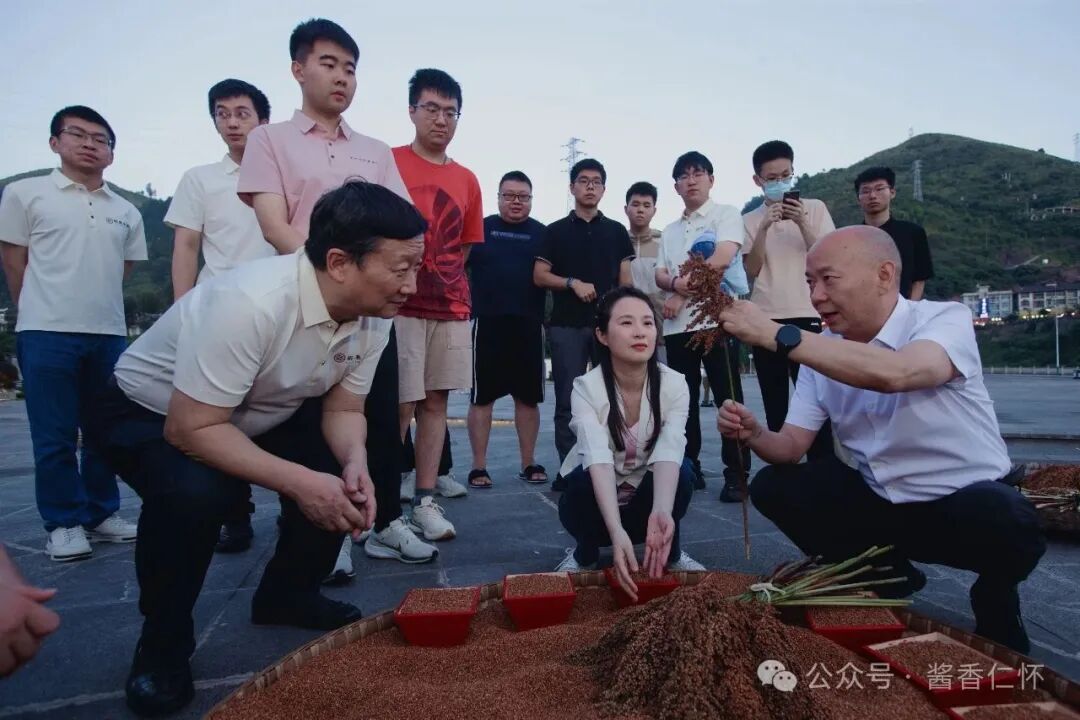 围甲棋手仁怀体验“非遗”高粱归仓