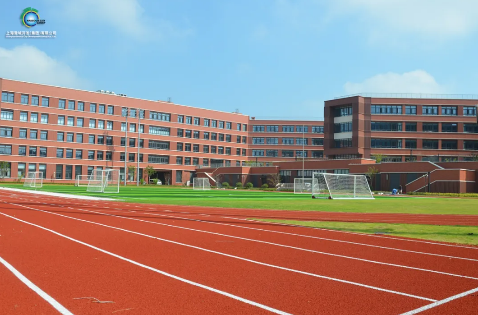 华东师范大学附属浦东临港高级中学建成交付，即将开门迎新