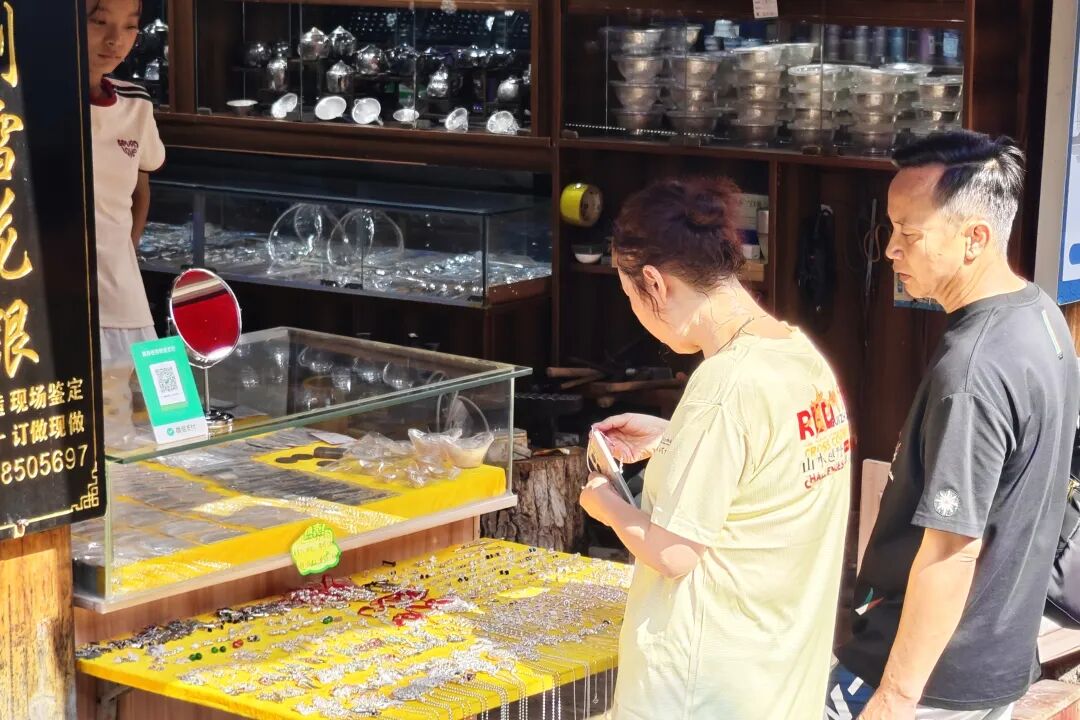2025年贵州红·山水越野挑战赛（花溪站）｜ 选手买买买 古镇街巷人气旺
