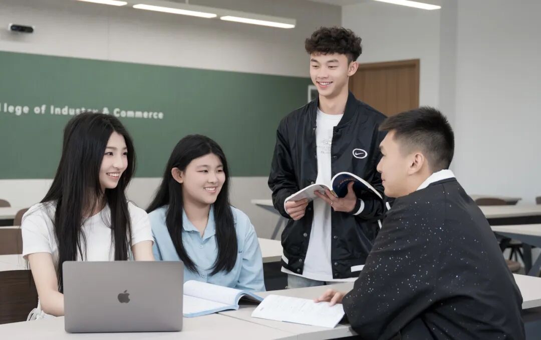 榜样的力量！贵工商2025年教与学表彰大会，为优秀的老师们喝彩！