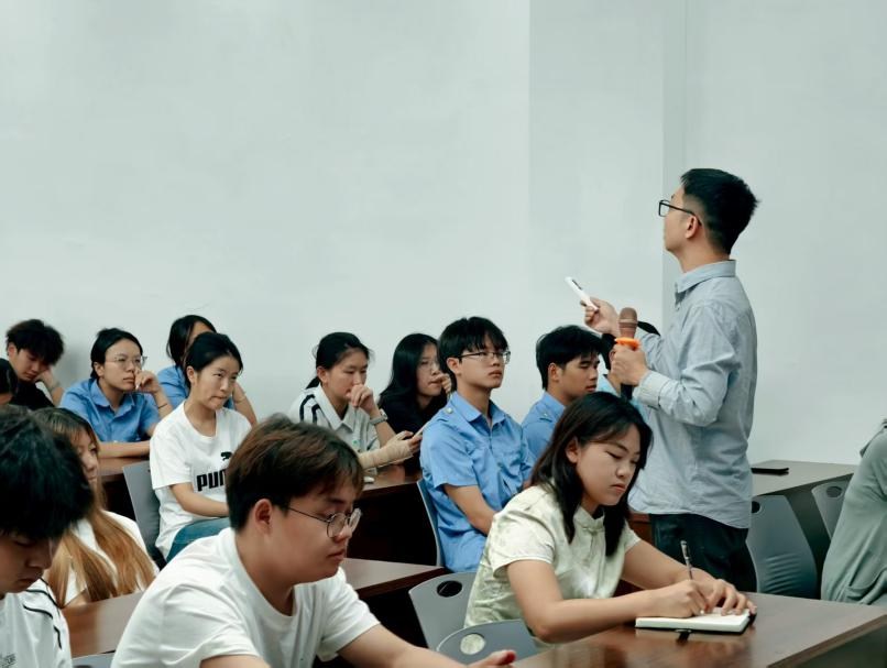“就在云岩”职业指导进校园赋能学子规划未来