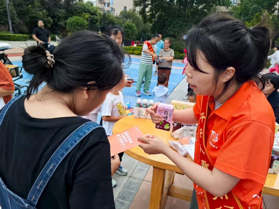 平安人寿贵州分公司走进万科花溪大都会社区，开展“风险提示送上门”行动