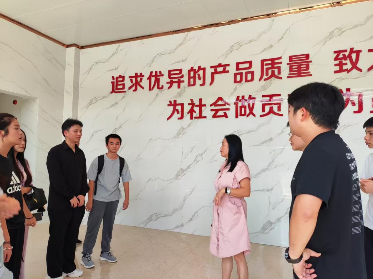 三穗县成功举办2025年高校毕业生职业指导座谈会暨入企体验