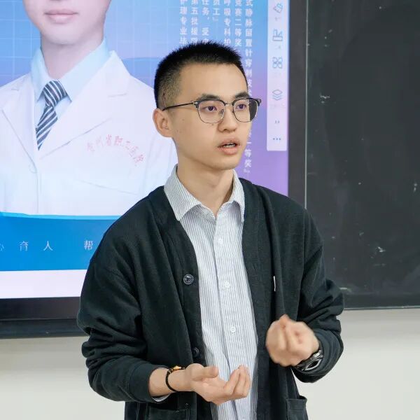 “病人信任你，你更要相信自己！”老师的这句话，我记了整整7年