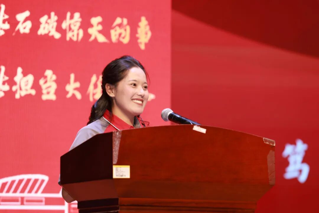 在母校2000多人的开学典礼现场，95后女快递员做了一场演讲