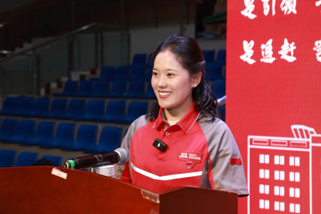 在母校2000多人的开学典礼现场，95后女快递员做了一场演讲