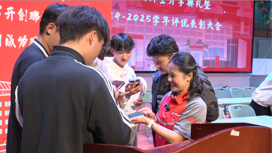 在母校2000多人的开学典礼现场，95后女快递员做了一场演讲