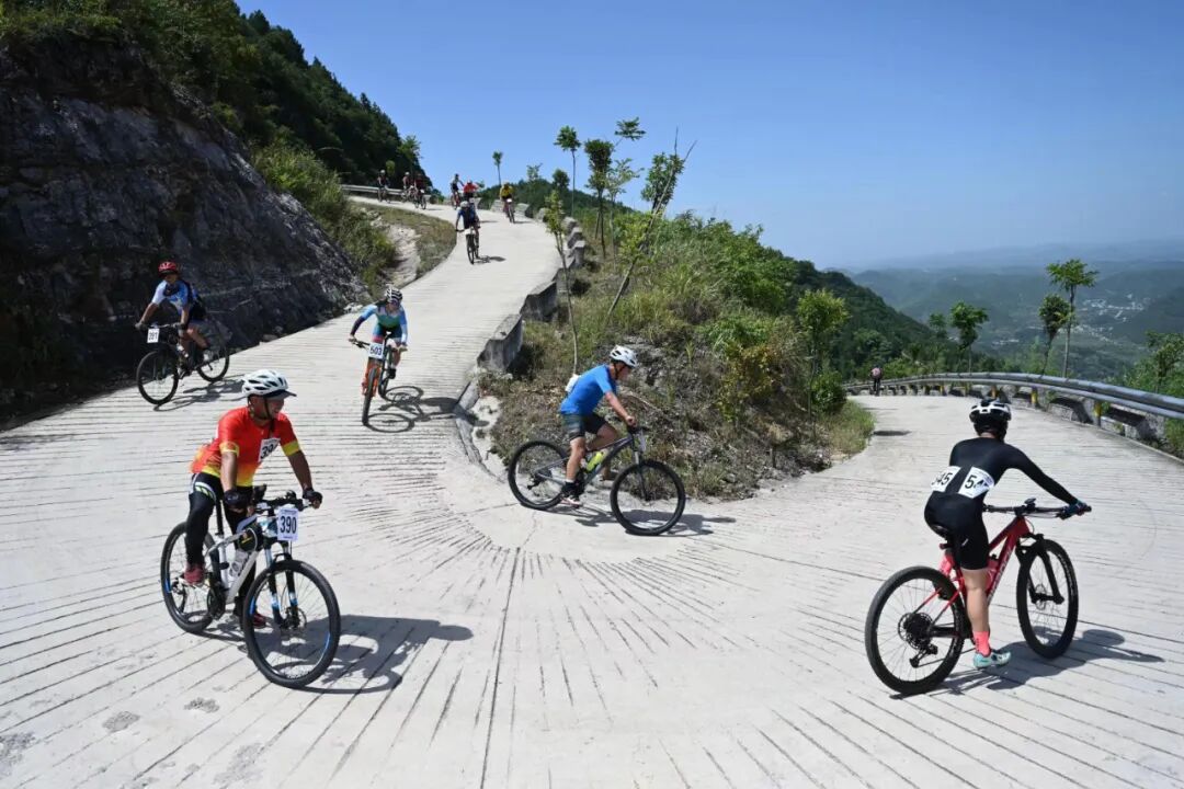 第五届贵州·麻江苗岭36道拐KOM爬坡王挑战赛开赛
