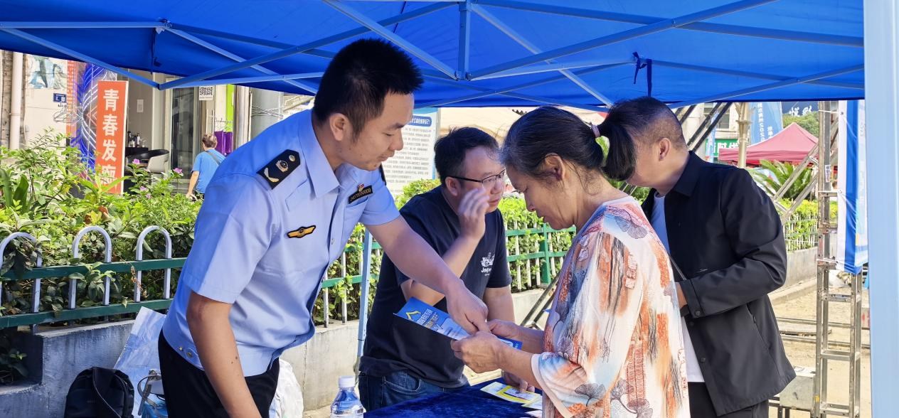 黔东南州2025年高校毕业生等青年秋季 专场招聘会在凯里举行