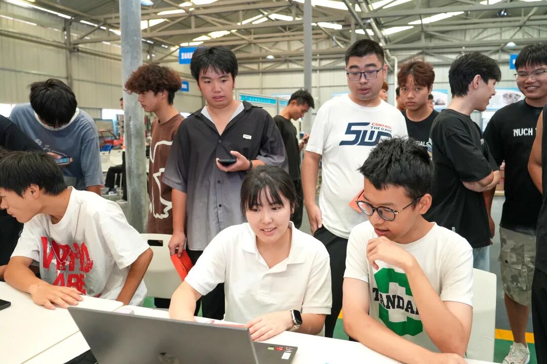 聚焦贵工商｜「汽车人」集结，在实训室「闯」出新高度！
