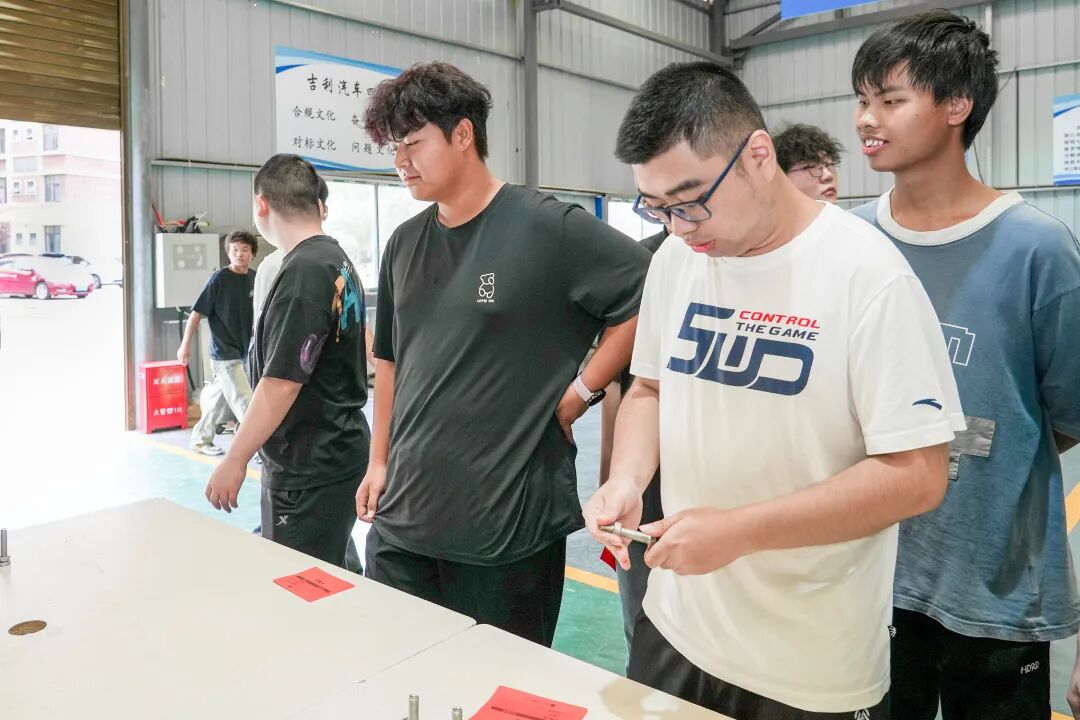 聚焦贵工商｜「汽车人」集结，在实训室「闯」出新高度！