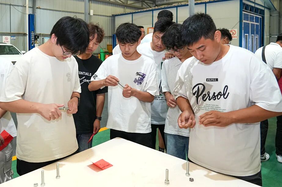 聚焦贵工商｜「汽车人」集结，在实训室「闯」出新高度！