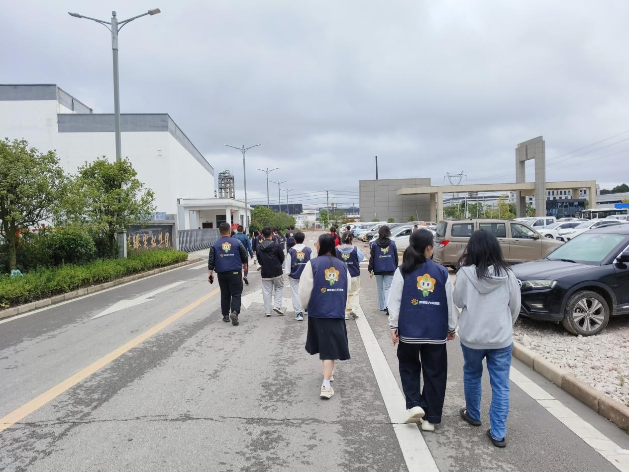 施秉高校毕业生入企寻“职” 沉浸式感受产业活力与乡村创变