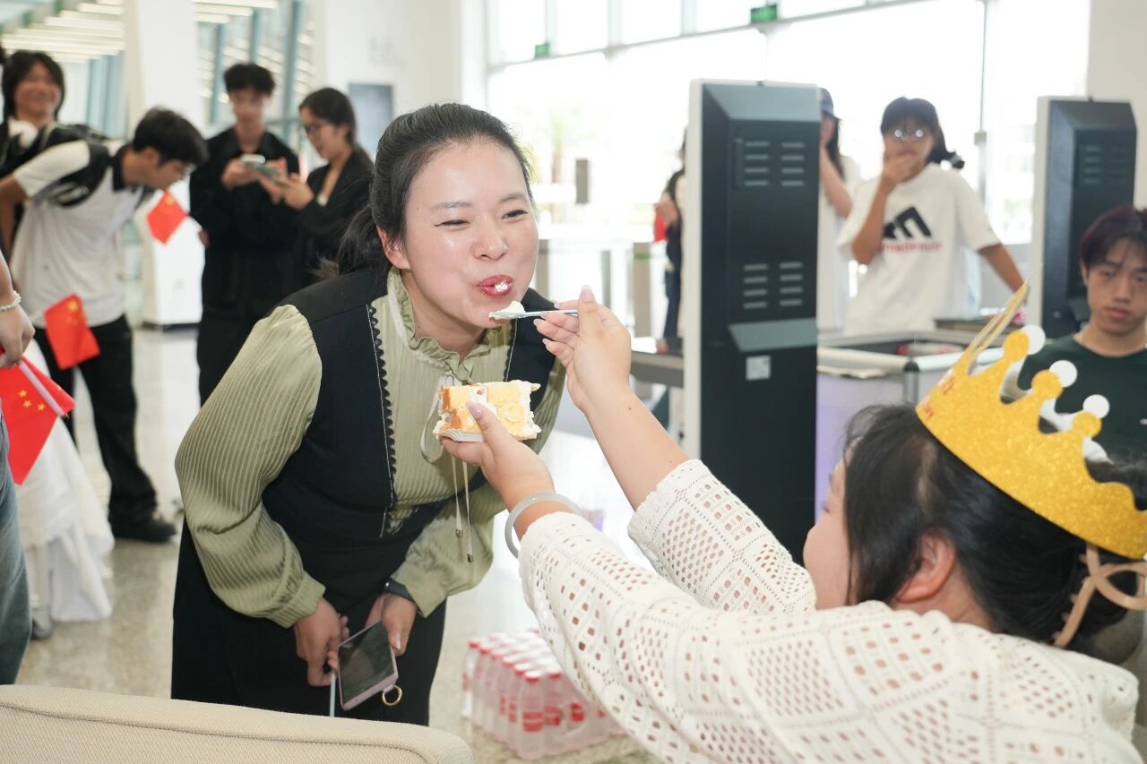 当生日歌遇上国歌，贵工商学子的别样「家」节