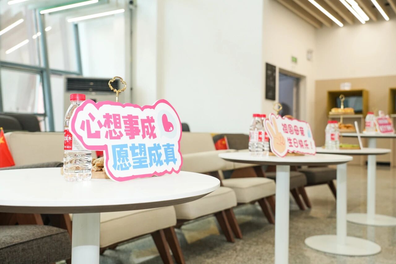 当生日歌遇上国歌，贵工商学子的别样「家」节