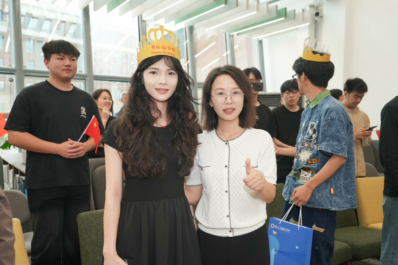 当生日歌遇上国歌，贵工商学子的别样「家」节