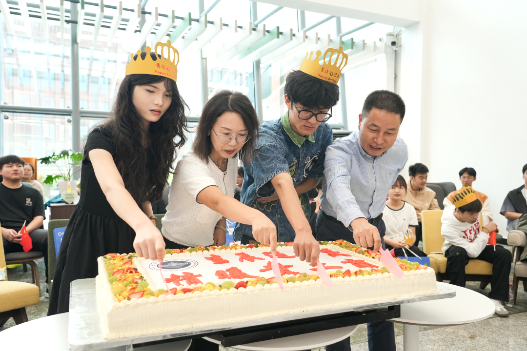 当生日歌遇上国歌，贵工商学子的别样「家」节