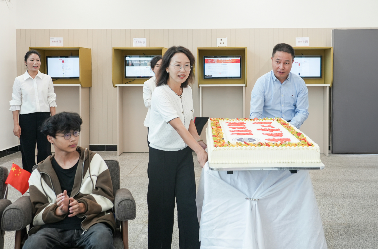 当生日歌遇上国歌，贵工商学子的别样「家」节