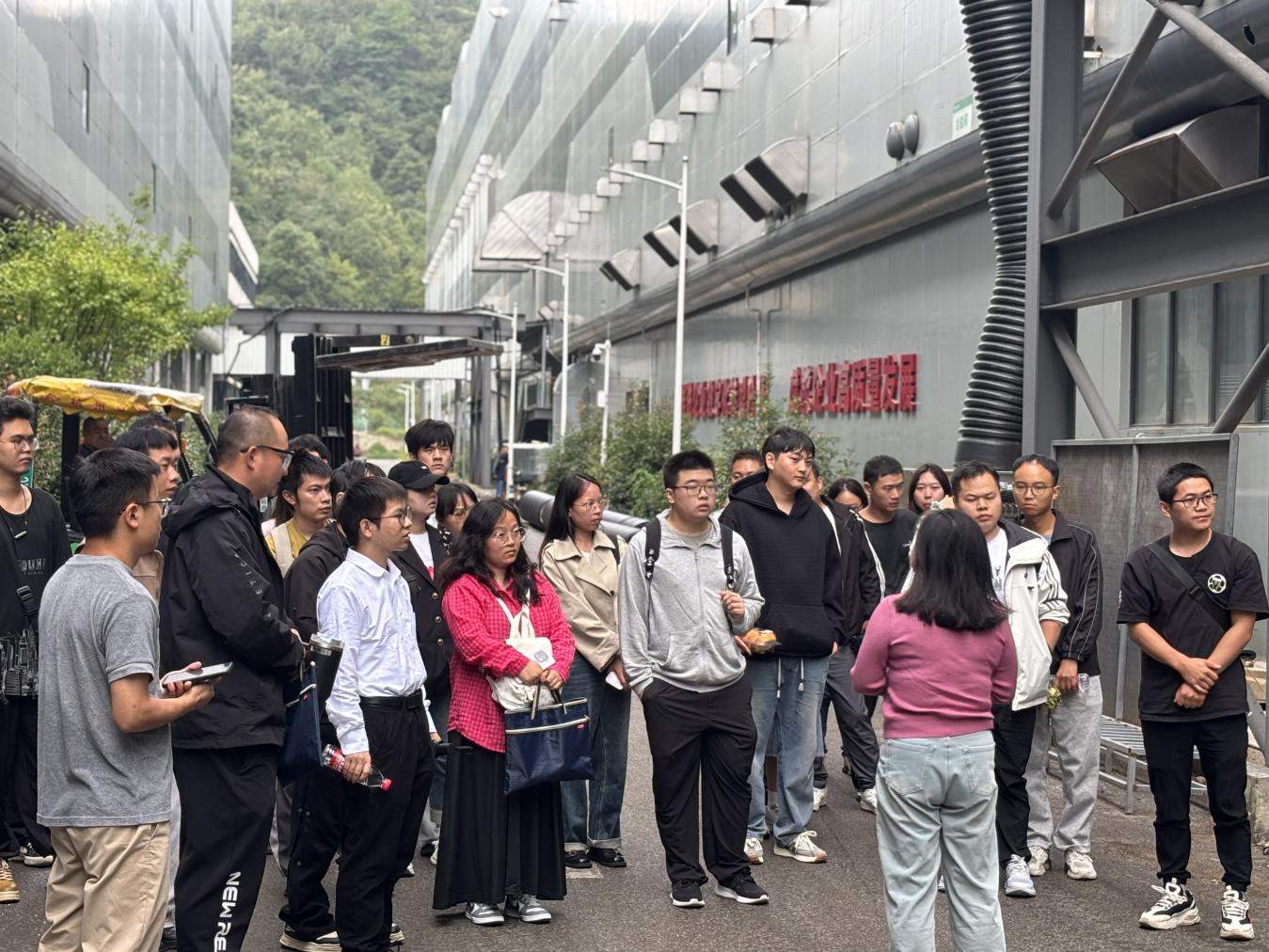「筑巢引凤促就业 入企体验助启航」花溪区举办高校毕业生入企体验活动