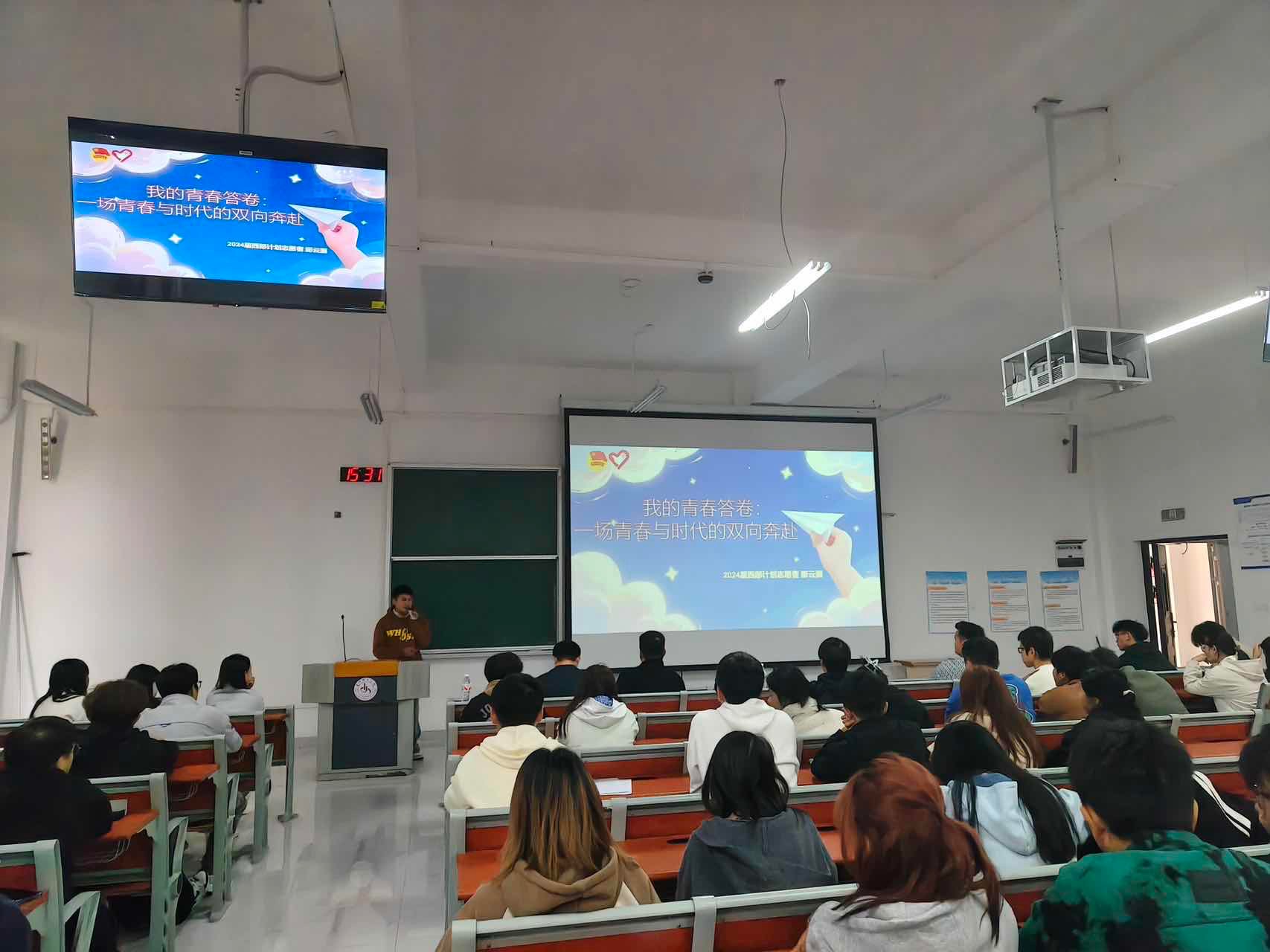 花溪区这场就业典型事迹主题沙龙活动“点燃”学子基层热情