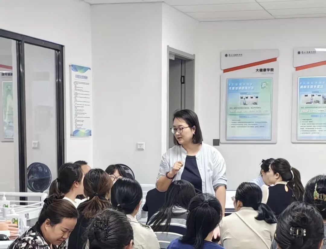 聚焦贵工商 | 当新生在军训时,他们的老师在做什么? 聚焦贵工商 | 当新生在军训时,他们的老师在做什么?