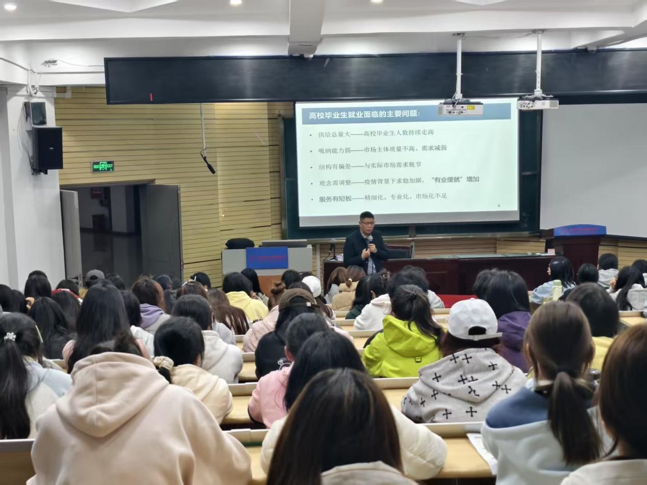 简历“变形记”:云岩区职业指导服务走进贵州师范学院,助力学子敲开职场大门 简历“变形记”:云岩区职业指导服务走进贵州师范学院,助力学子敲开职场大门