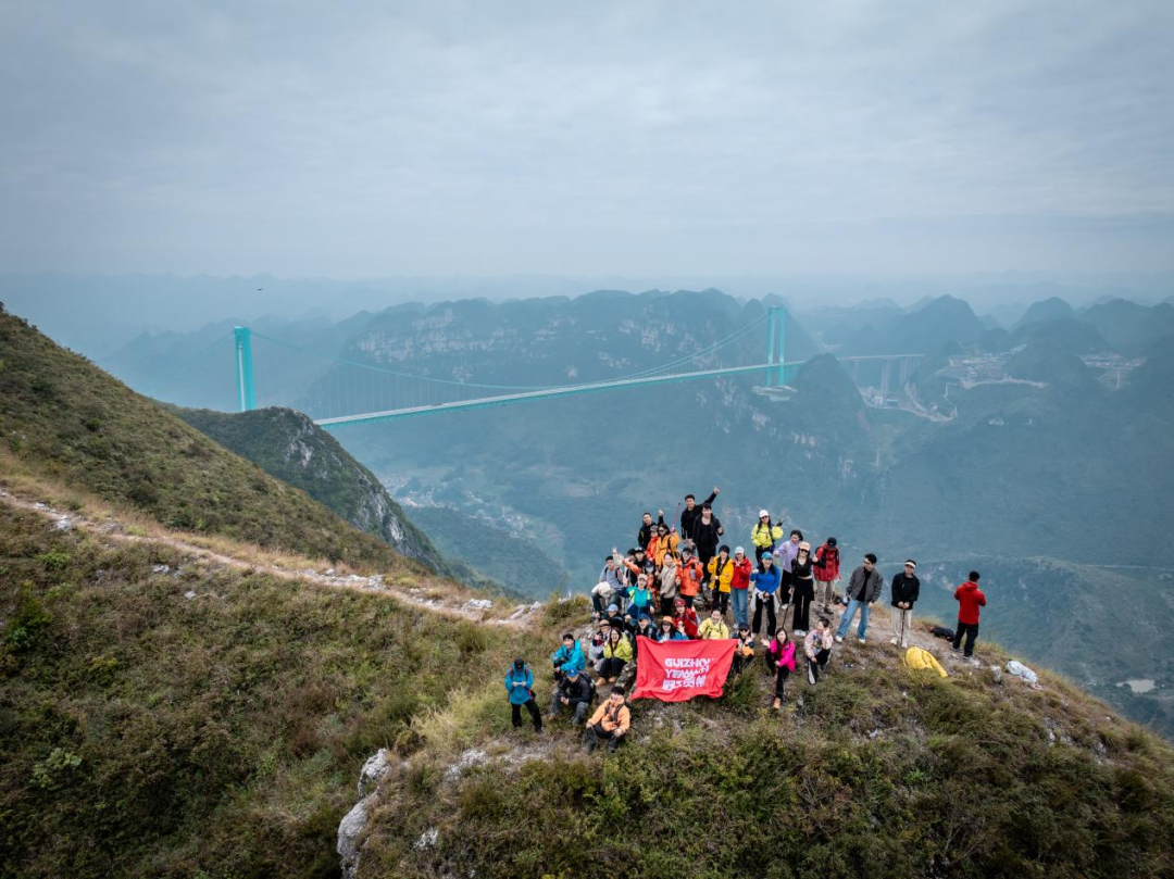 贵旅旅服公司携千人徒步花江峡谷大桥,解锁山地户外新玩法