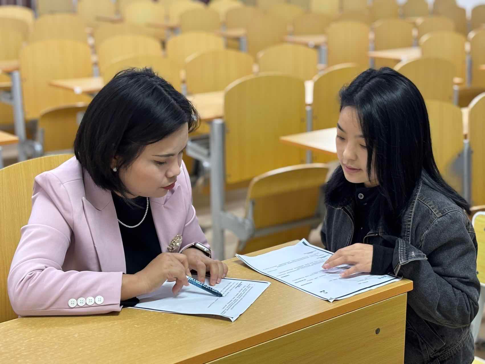 “一对一简历诊断！”贵安新区职业指导服务进校园活动走进贵阳信息科技学院