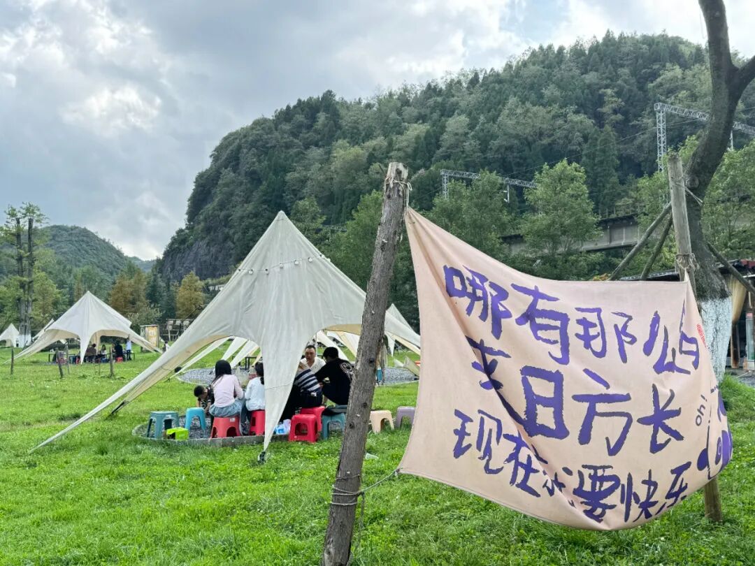 年轻人“悦己”新姿势!轻户外运动+高情绪价值,健康卫士出行包成必备好物 年轻人“悦己”新姿势!轻户外运动+高情绪价值,健康卫士出行包成必备好物