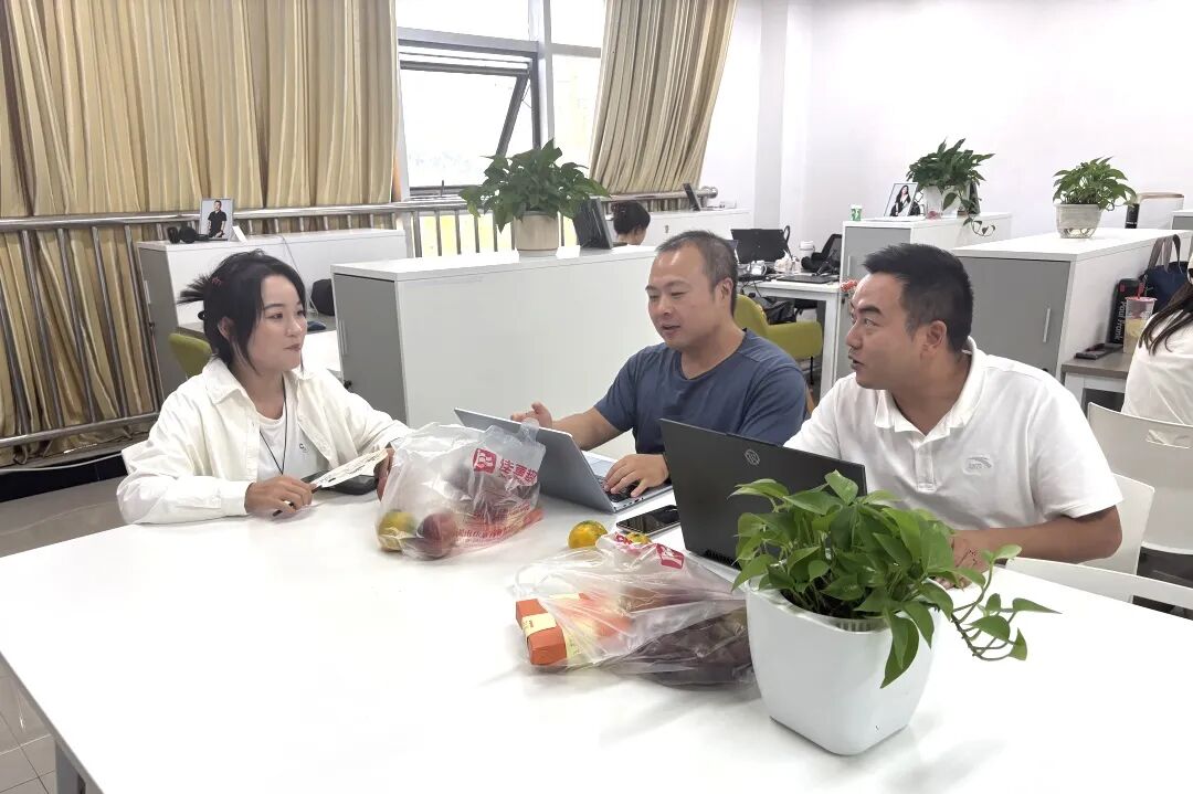 喜提贵师大录取后，她返回母校致谢恩师！