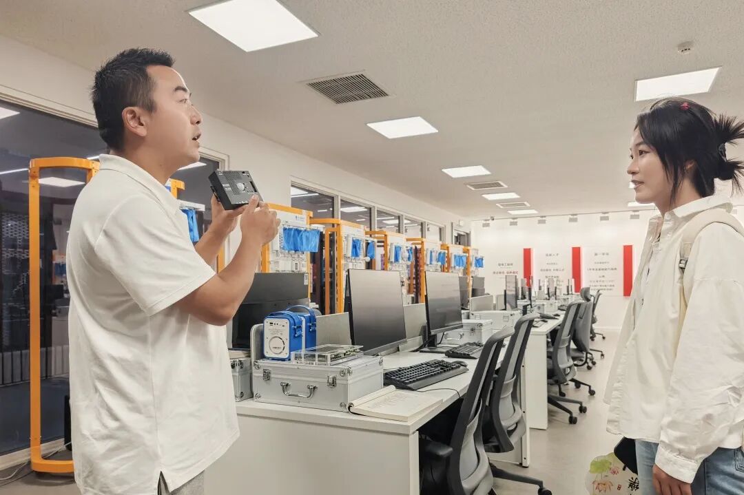 喜提贵师大录取后，她返回母校致谢恩师！