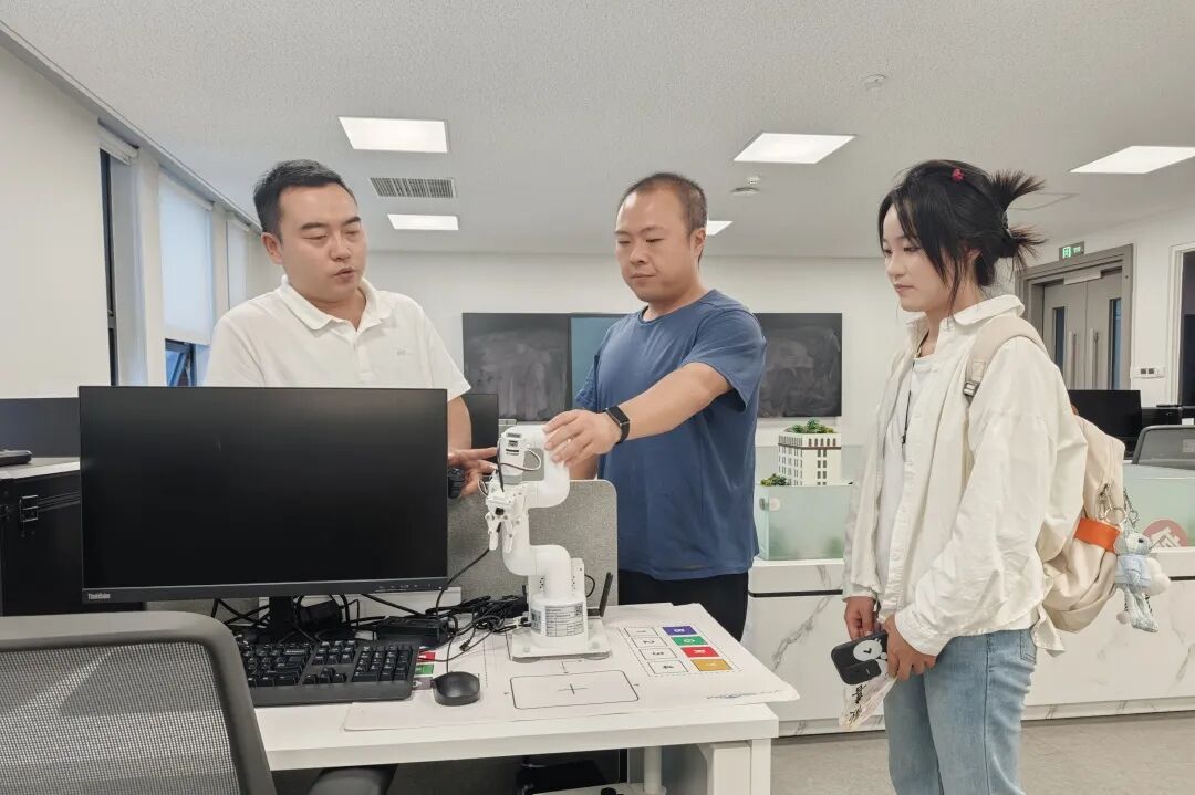 喜提贵师大录取后，她返回母校致谢恩师！