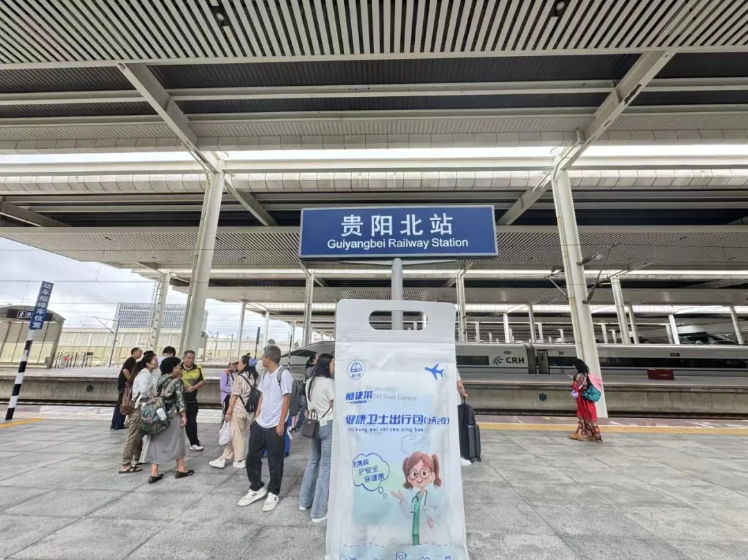 贵州“凯里动物园”走红！20元门票+暖心老人圈粉，这款健康卫士出行包成旅游必备