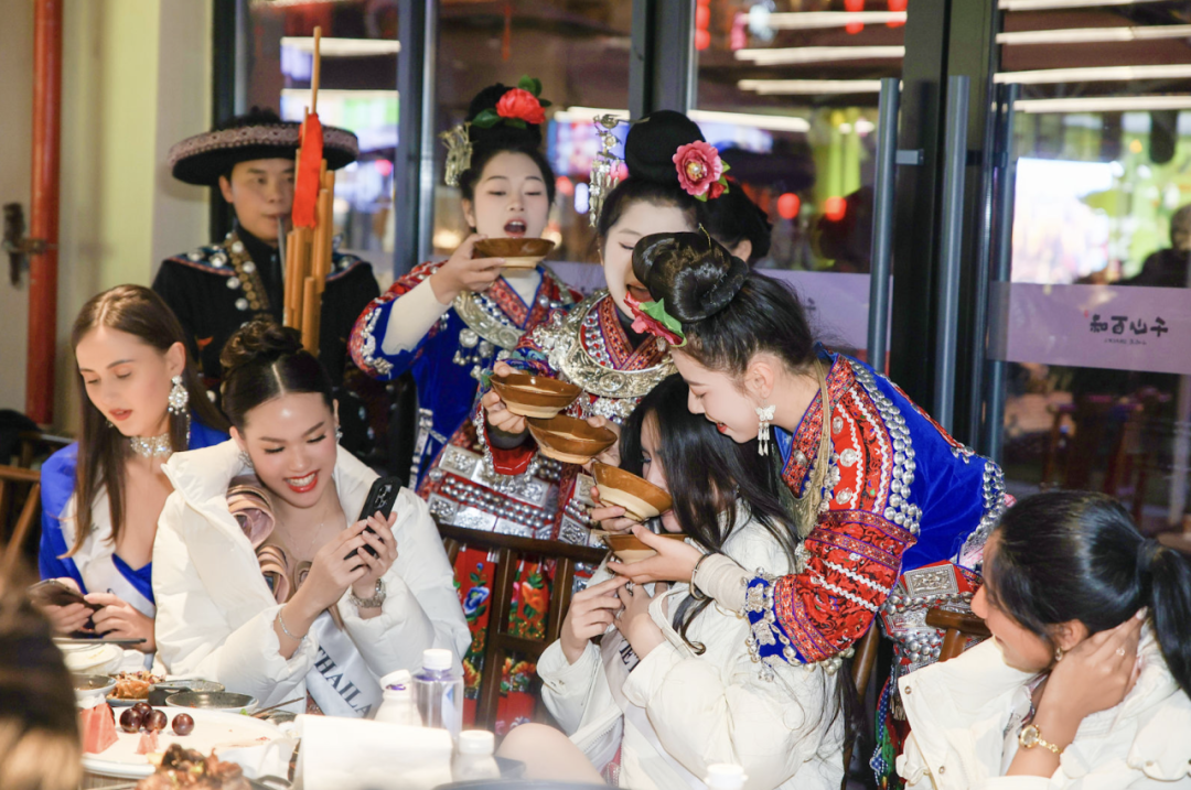 国际友谊小姐搭乘“小车小团”打卡多彩贵州城、品尝千山百味小吃荟