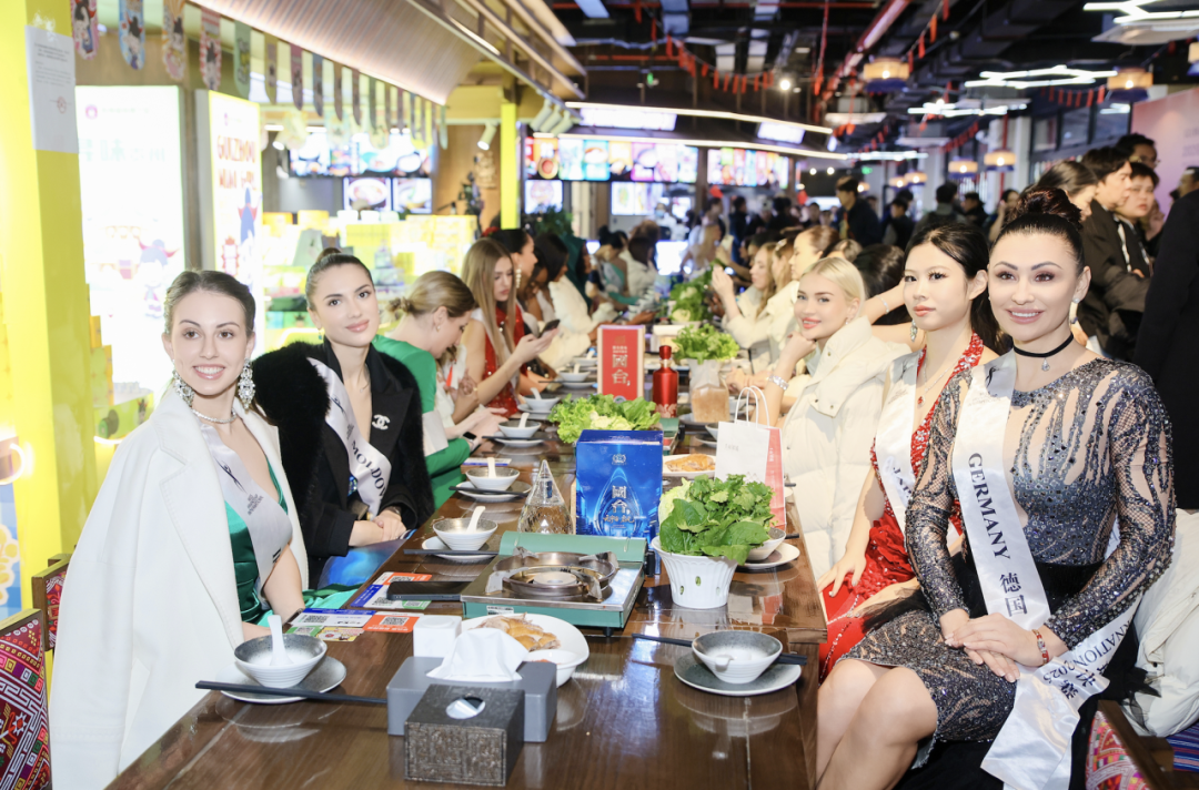 国际友谊小姐搭乘“小车小团”打卡多彩贵州城、品尝千山百味小吃荟