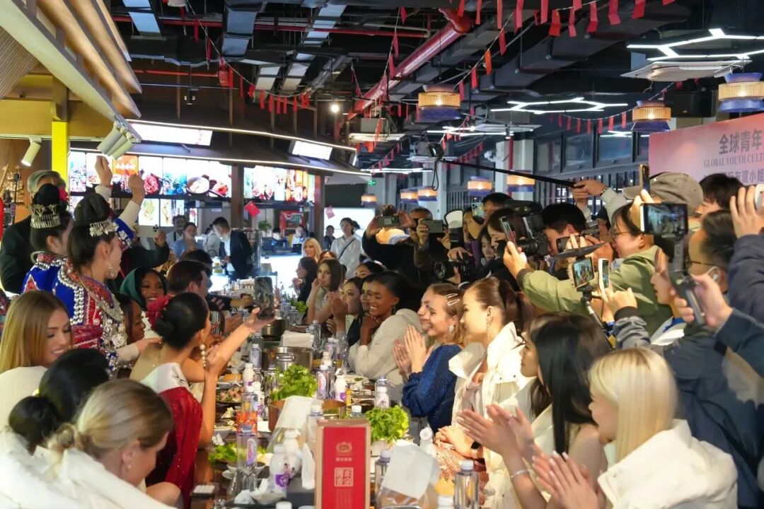 国际友谊小姐搭乘“小车小团”打卡多彩贵州城、品尝千山百味小吃荟