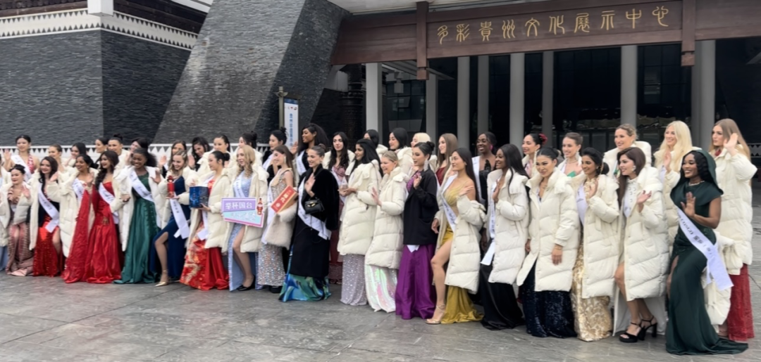 国际友谊小姐搭乘“小车小团”打卡多彩贵州城、品尝千山百味小吃荟