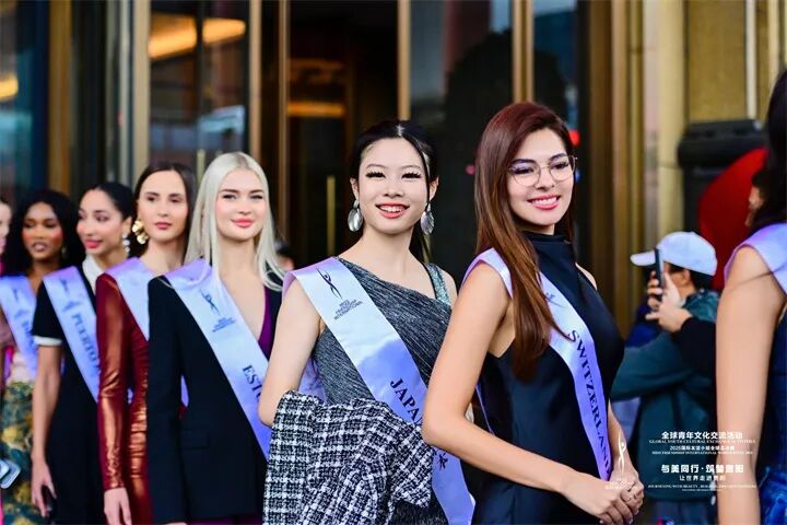 国际友谊小姐搭乘“小车小团”打卡多彩贵州城、品尝千山百味小吃荟