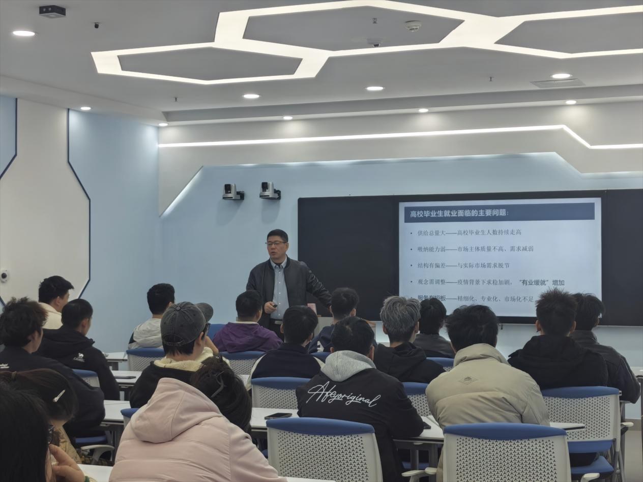 贵阳经开区2025“职引前程·就在经开”职业指导进校园活动走进贵州航空职业技术学院