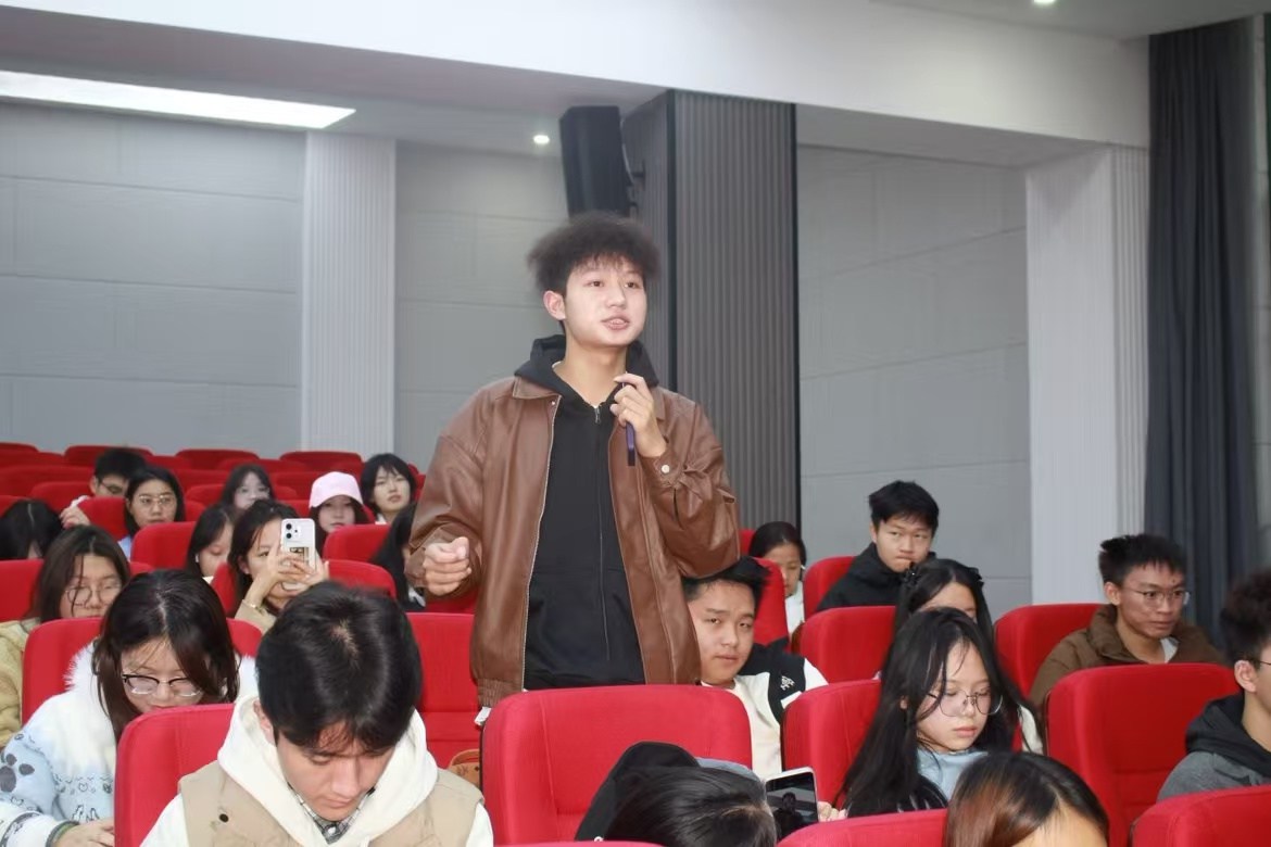 规划青春向未来 职业启航正当时——贵安新区职业指导活动走进贵阳人文科技学院