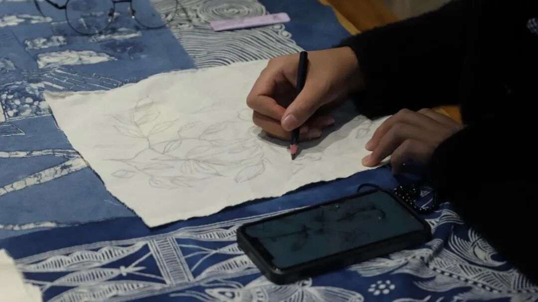 探秘非遗奥秘!当蜡染邂逅漆扇,贵工商开放日太“嗨”了! 探秘非遗奥秘!当蜡染邂逅漆扇,贵工商开放日太“嗨”了!